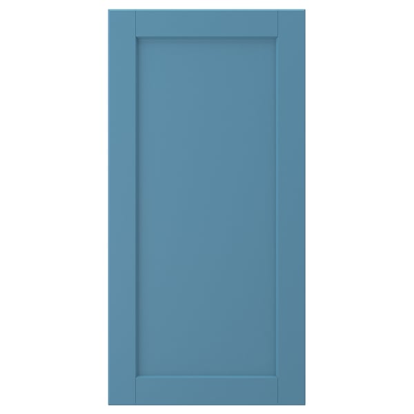 Blaue Küchentür mit Holzrahmen