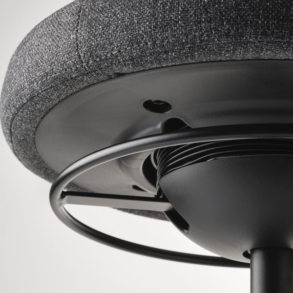 Nahaufnahme des Sockels und der Mechanik moderner Bürostühle, die hochwertige Materialien und Design hervorheben.