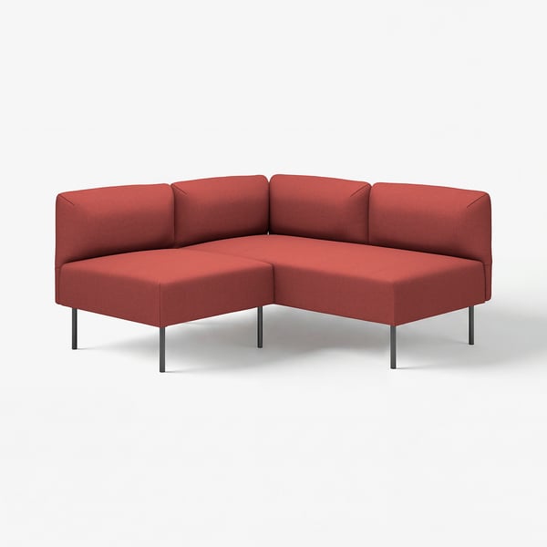 LILLEHEM modulares Ecksofa aus terrakottafarbenem Gussstoff, mit minimalistischem Design und schlanken Metallbeinen und kantiger Form.