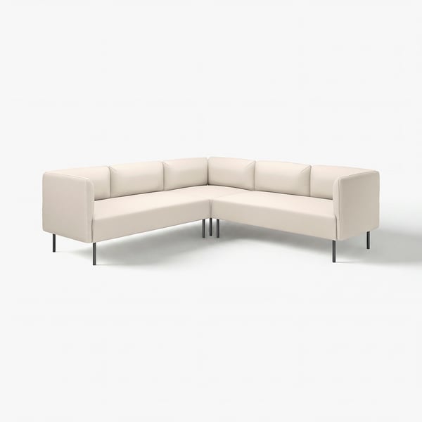Ein beigefarbenes Lillem-Modulsofa mit klaren Linien und stabilen Metallbeinen. Es besteht aus zwei verbundenen Sitzsektionen, perfekt für moderne Räume.