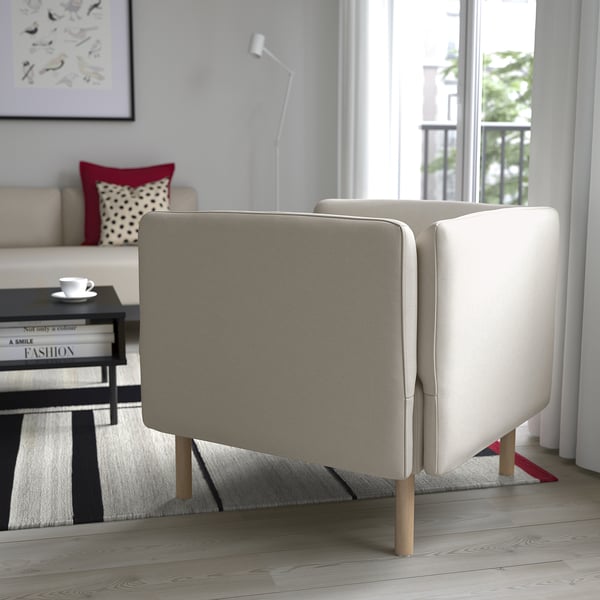 Modernes Wohnzimmer mit beigem LILLEHEM-Sofa, Couchtisch, Teppich und hohem Fenster.