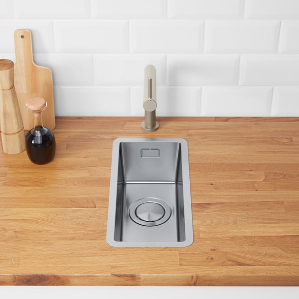 Moderne Küchenspüle mit magnetischem Deckel aus Edelstahl.