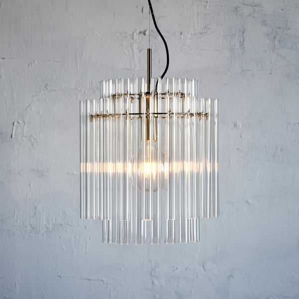 Moderne Pendelleuchte mit Klarglasröhren, warmweißer LED-Glühbirne und dimmbarer Funktion, die von der Decke hängt.