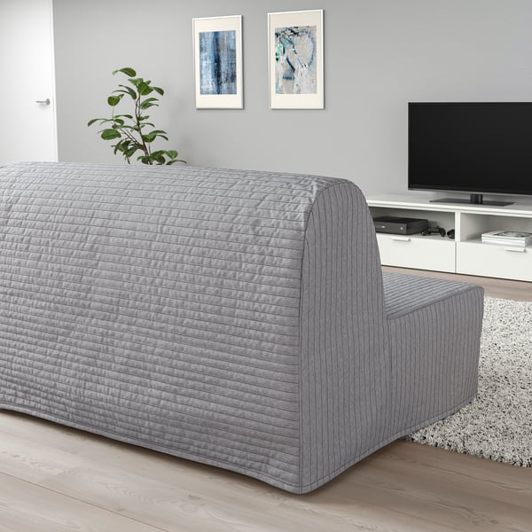 LYCKSELE LÖVÅS graues Schlafsofa im modernen Wohnzimmer mit TV-Schrank und Pflanze.