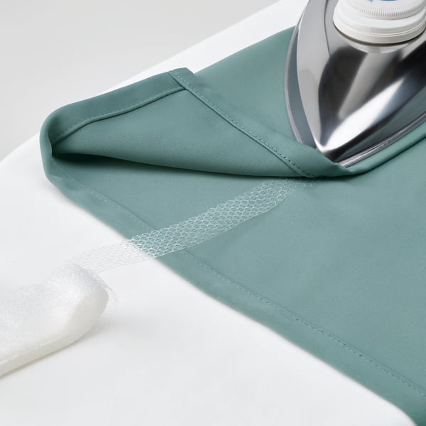 MAJGULL Vorhänge aus silbernem Eisen auf weißer Oberfläche, die Dampf- und Knitterbeständigkeit zeigen.