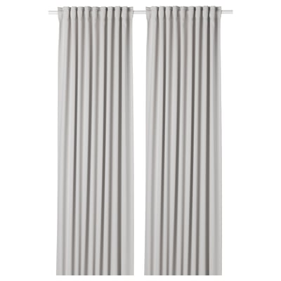 Zwei weiße MAJGULL Vorhänge mit Stangentaschen, aus recyceltem Polyester zur Raumverdunkelung.