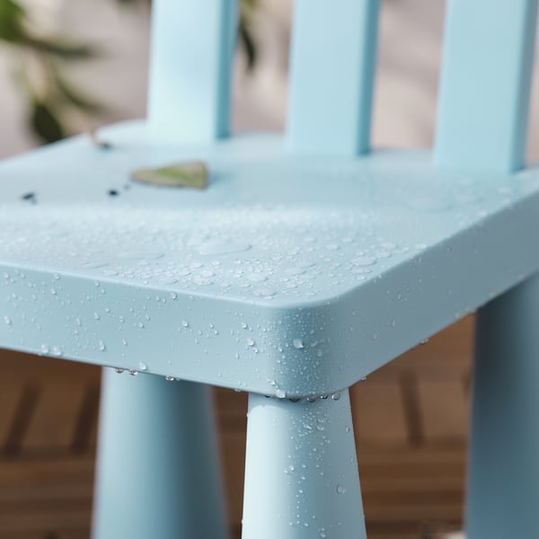 Hellblauer Kindertisch mit Wassertropfen, ideal zum Spielen im Freien und zur einfachen Reinigung.