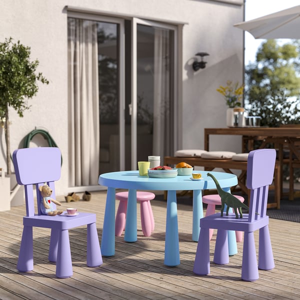 Das Kinderspielset enthält einen hellvioletten Tisch und Stühle, Kunststoff, kleine Größe, im Freien.