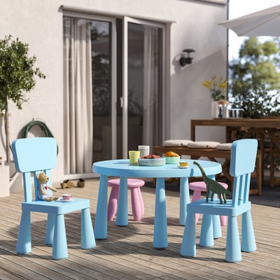 Blaues Kinderspielset für den Außenbereich mit Tisch, 4 Stühlen, Teddybär, Dinosaurier. Leichtes, wasserabweisendes Polypropylen.