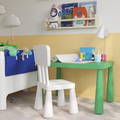 MAMMUT Kinderstuhl & Tischset, leicht, Indoor/Outdoor. Gelbes Regal mit Büchern und Spielzeug.
