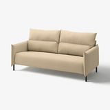Ein beigefarbenes MANNARP-Sofa mit modernem Design, mit Stoffbezug und Metallbeinen.