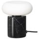 Die MARKFROST-Leuchte besteht aus einem Sockel aus schwarzem Marmor und einem Schirm aus Milchglas, der warmes, weiches Licht abgibt.