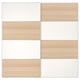 Ein heller, holzgetäfelter Schiebetürenschrank mit glatten Oberflächen und schlanken, modernen Linien.