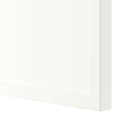 Nahaufnahme des weißen, glänzenden Küchenschrankrands, mit elegantem Finish und modernem Design.