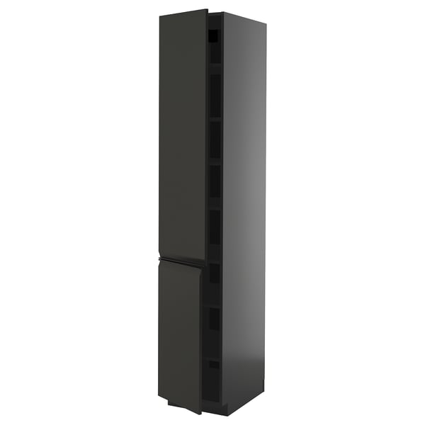 Moderner hoher schwarzer Küchenschrank mit schlanken Türen, verstellbaren Regalen und minimalistischer matter Oberfläche.