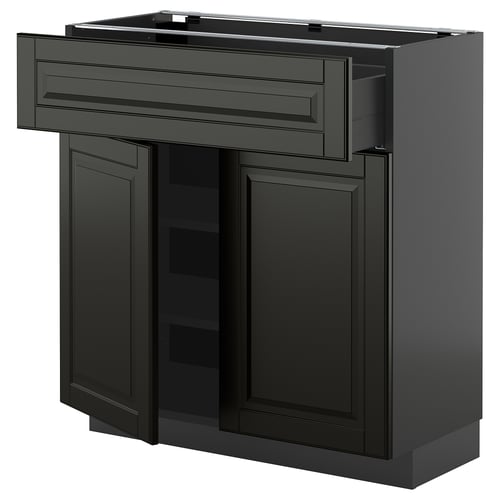 Schwarzer METOD-Küchenschrank mit abgeschrägten Bodbyn-Fronten mit Türen und Schubladen. Modernes, schlankes Design mit Soft-Close-Schubladen.