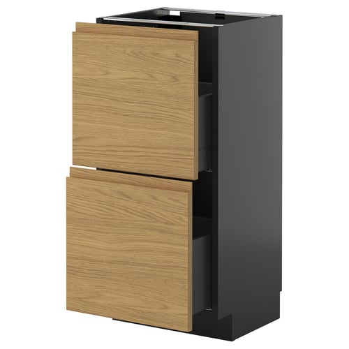 Moderne Küchenzeile, schwarzer Sockel, Holzschubladen, Eichenfinish, zwei Schubladen, minimalistisches Design.