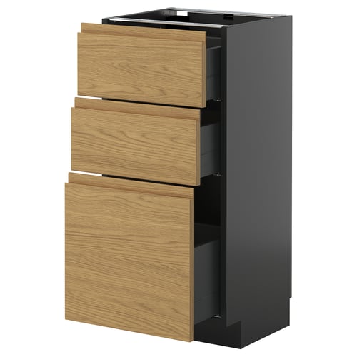 Moderne Küchenzeile mit dunkelgrauem Sockel und hellbraunen Schubladen aus Eiche, schlankes und minimalistisches Design.