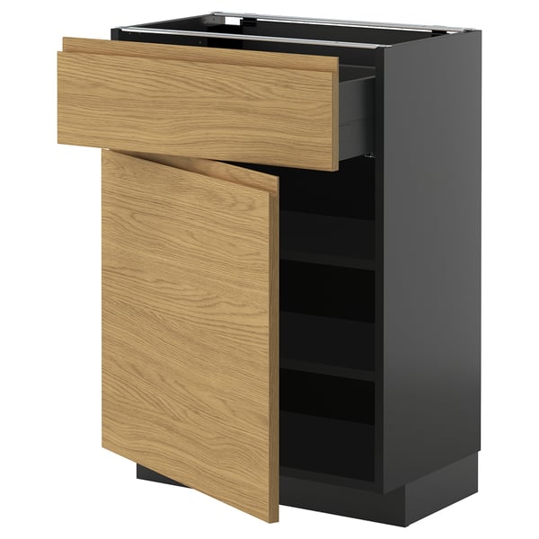Moderner Küchenschrank mit Schubladen aus hellem Holz und dunklem Sockel, der ein minimalistisches und warmes Design bietet.
