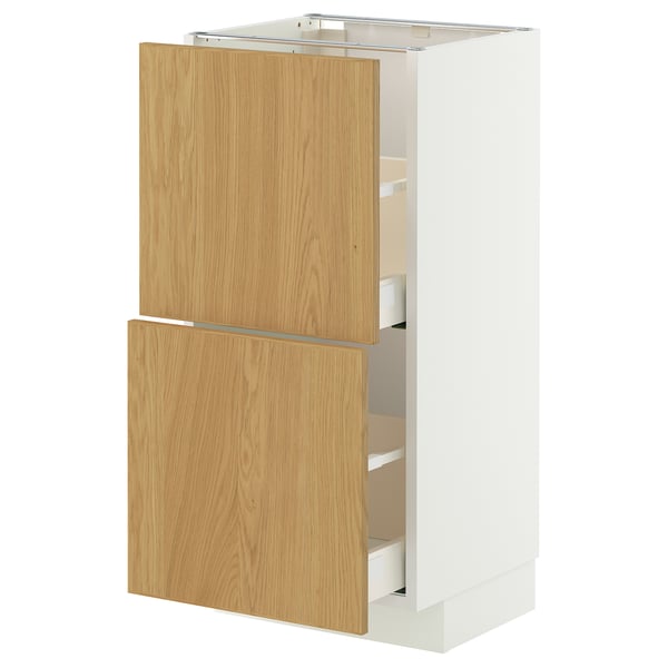 Weißer METOD-Schrank mit Schubladen aus hellem Holz, schlankem Design, robusten, selbstschließenden Schubladen.