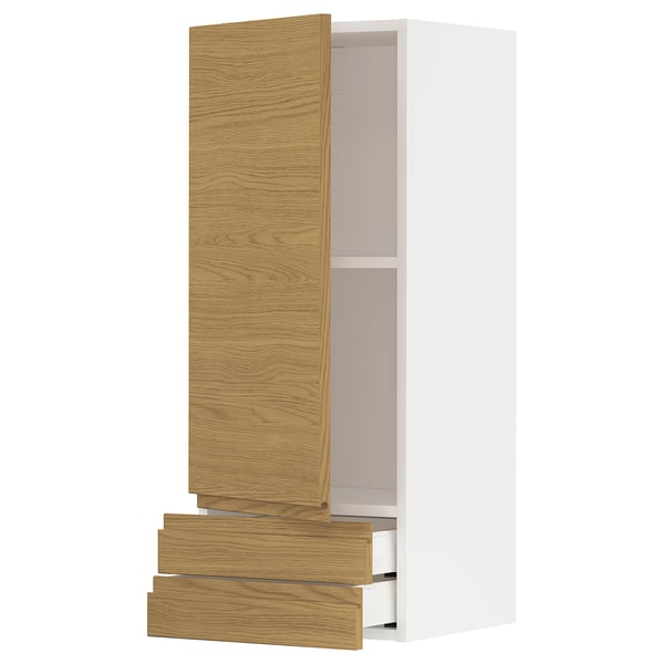 Moderner Küchenschrank mit Eichenholz-Finish, minimalistischem Design, weißem Korpus, Holzschubladen und -türen.