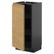 Ein moderner Küchenschrank namens METOD mit einer hellbraunen Holztür und einem dunkelgrauen Sockel. Es hat ein minimalistisches Design mit integrierten Griffen.
