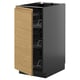Ein moderner Küchenschrank namens METOD in Schwarz mit Holztür, Drahtböden und minimalistischem Design.