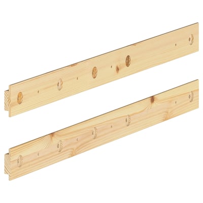 Zwei helle Holzbohlen, eine glatt, eine mit Rillen, diagonal dargestellt.