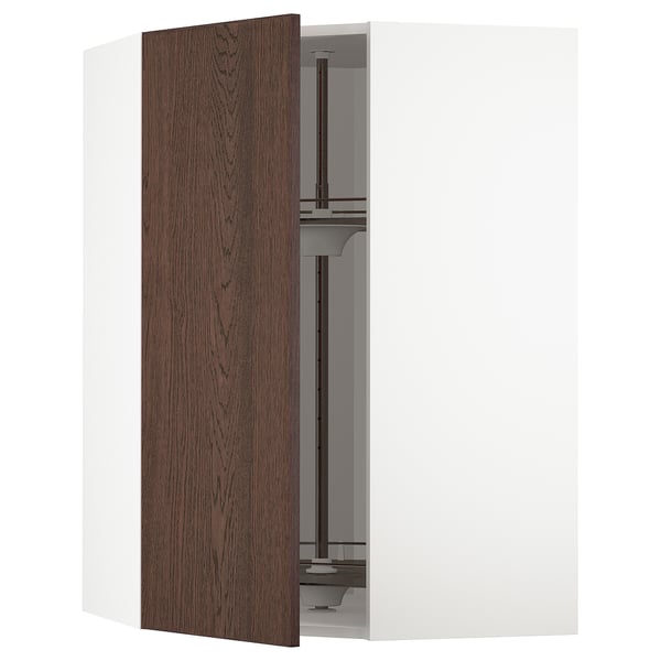 Weißer Ikea METOD Küchenschrank mit dunkelbrauner Holztür, die sich öffnen lässt und Glasböden freigibt.
