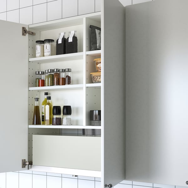 Ein Wandschrank mit Regalen für Behälter, die eine organisierte Aufbewahrung ermöglichen.