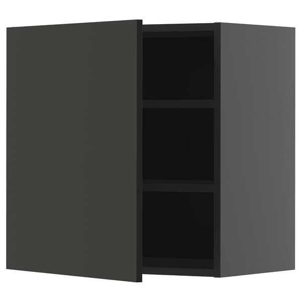 Moderner grauer Wandschrank mit zwei Regalen, eine Tür offen, eine geschlossen.