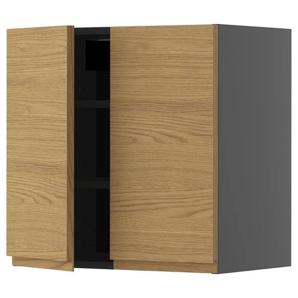 Moderner Schrank mit Eichenholzstruktur und grauer Rückwand, minimalistische grifflose Türen.
