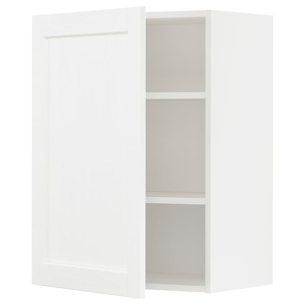 Ein weißer METOD Küchen-Wandschrank mit einem einfachen, rechteckigen Design. Der Schrank ist offen und zeigt ein verstellbares Regal im Inneren.