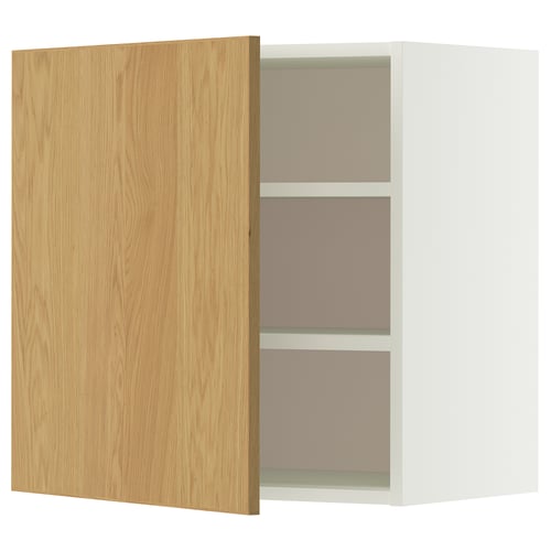 Ein METOD Wandschrank. Es ist eine helle Eichentür und ein weißer Rahmen mit zwei Regalen im Inneren. Der Schrank ist rechteckig mit einem modernen Design.