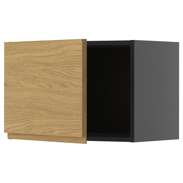 Ein moderner Küchenschrank aus Holz mit heller Eichenoberfläche und minimalistischem Design.