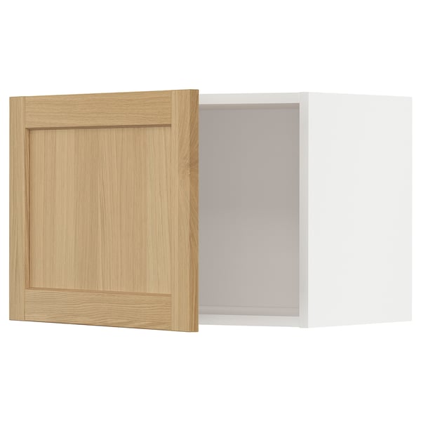 Moderner Küchenschrank: weißes und helles Holz, quadratisches Flachbaudesign.