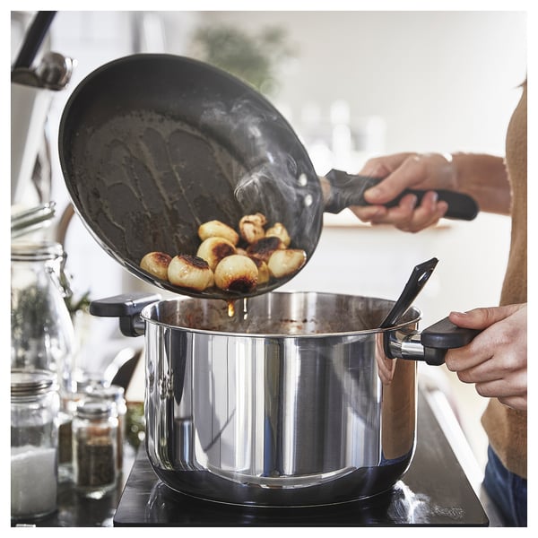 Die Person kocht in einer schwarzen MIDDAGSMAT-Pfanne, die sich durch Antihaftbeschichtung und Langlebigkeit auszeichnet.