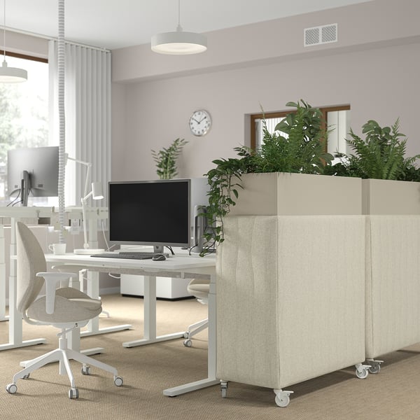 Der akustische Pflanzkasten MITTZON trennt das Büro mit dem Grünen und absorbiert den Schall für Ruhe. Hohe, neutrale Stoffe und Holz, bringen Natur in den Arbeitsbereich.