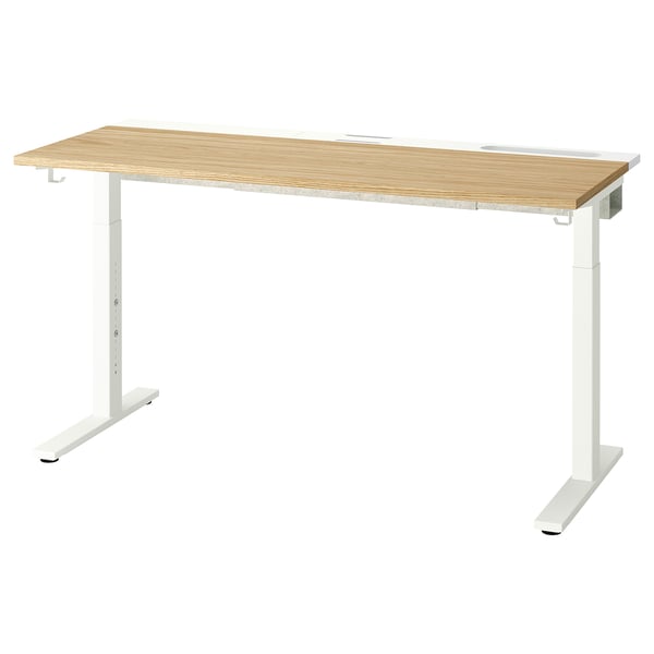 MITTZON Schreibtisch, helle Eichenplatte, weiße Beine, rechteckige Form, klares Design, höhenverstellbar, ideal für Büro oder Arbeitszimmer.