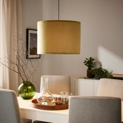 Gemütliches Esszimmer mit MOLNSKIKT-Lampe, beigen Stühlen, grüner Vase, Karaffe, warmem Licht.