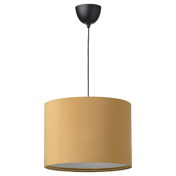 Goldener Lampenschirm hängt an schwarzer Deckenschale. Modernes, zylindrisches Design mit weichem Stoffbezug.
