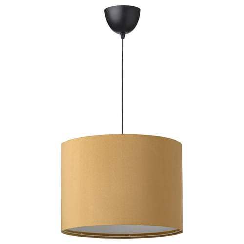 Goldener Lampenschirm hängt an schwarzer Deckenschale. Modernes, zylindrisches Design mit weichem Stoffbezug.