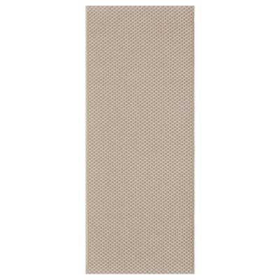 Der Teppich MORUM in Beige. Es ist rechteckig, strukturiert und sowohl für den Innen- als auch für den Außenbereich konzipiert. Strapazierfähiges Polypropylen-Material.