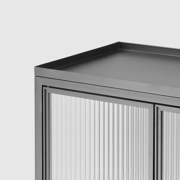 Moderner Schrank mit strukturierten Glastüren und schlanken Metallkanten. Ideal für die stilvolle Aufbewahrung.