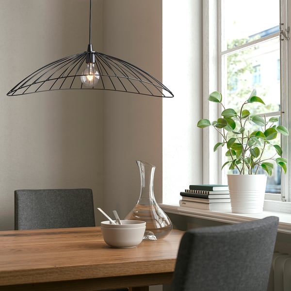 Gemütlicher Essbereich mit MOTSJÖ-Lampe, Pflanze und Vase.