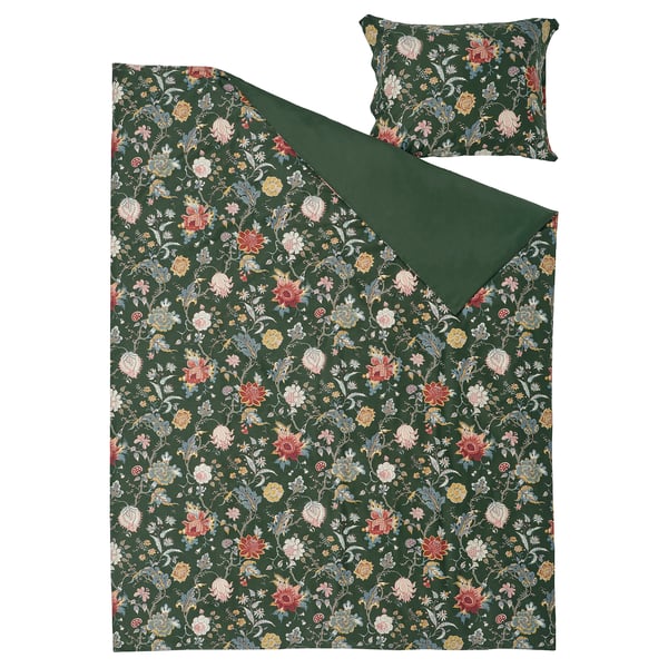 Dunkelgrünes Blumenbett mit Bettdecke und Kissen. Detaillierte Blumen auf dunklem Hintergrund, weiche Baumwolle/Viskose-Mischung.