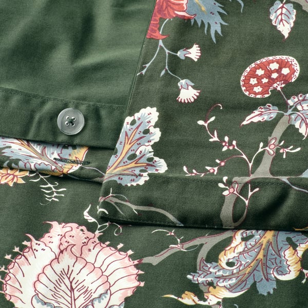 Dunkelgrüner Blumen-Kissenbezug mit Umschlagverschluss mit roten Pilzen und rosa Blumen. Satin gewebt mit glatter Baumwoll-Viskose-Mischung.