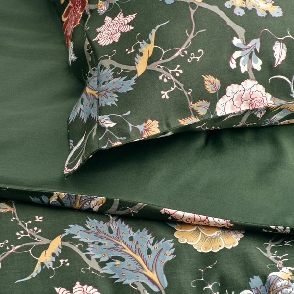 Dunkelgrüne Bettwäsche mit Blumenmuster, glatt und elegant, mit komplizierten Blatt- und Blumenmustern.