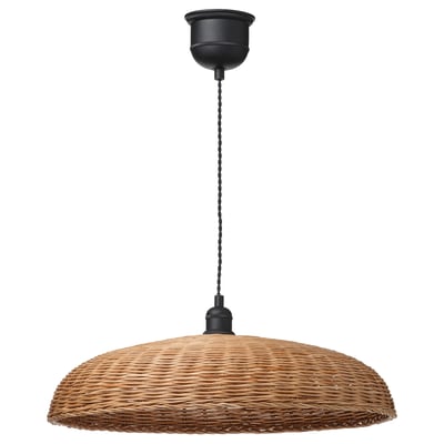 Rattan Pendelleuchte, braun, runde Kuppelform, schwarze Deckenschale.
