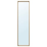 Ein NISSEDAL Spiegel mit einem rechteckigen Rahmen in hellbrauner Farbe. Der Spiegel kann vertikal oder horizontal aufgehängt werden und hat ein minimalistisches Design.